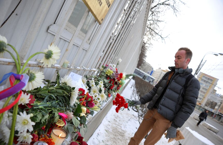 Москвичи несут цветы к зданию посольства Франции 2 фото