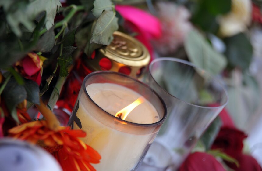 Москвичи несут цветы к зданию посольства Франции 1 фото