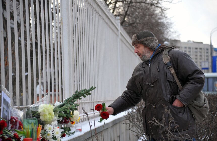 Москвичи несут цветы к зданию посольства Франции 3 фото