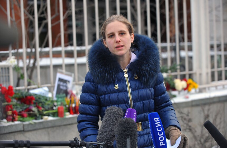 Москвичи несут цветы к зданию посольства Франции 6 фото