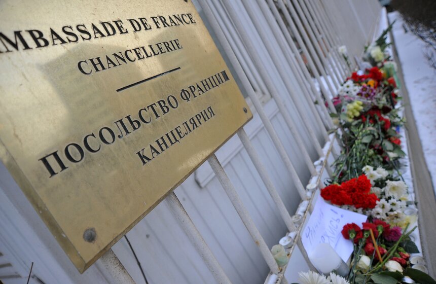 Москвичи несут цветы к зданию посольства Франции 5 фото