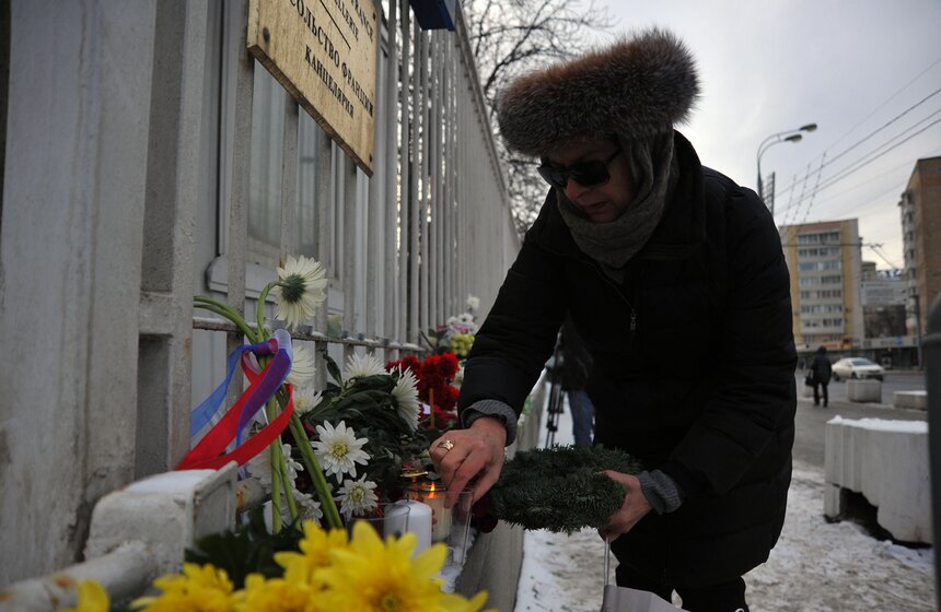 Москвичи несут цветы к зданию посольства Франции 4 фото