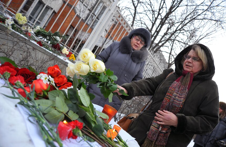 Москвичи несут цветы к зданию посольства Франции 10 фото