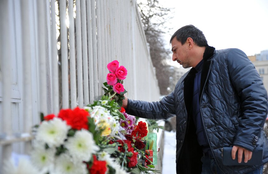 Москвичи несут цветы к зданию посольства Франции 13 фото