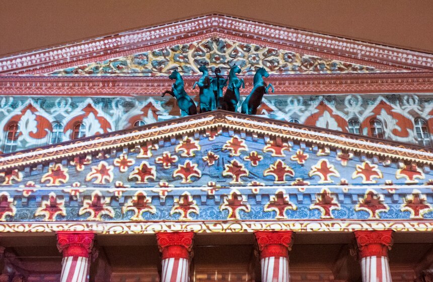 На фасаде Большого театра показали световой спектакль 1 фото