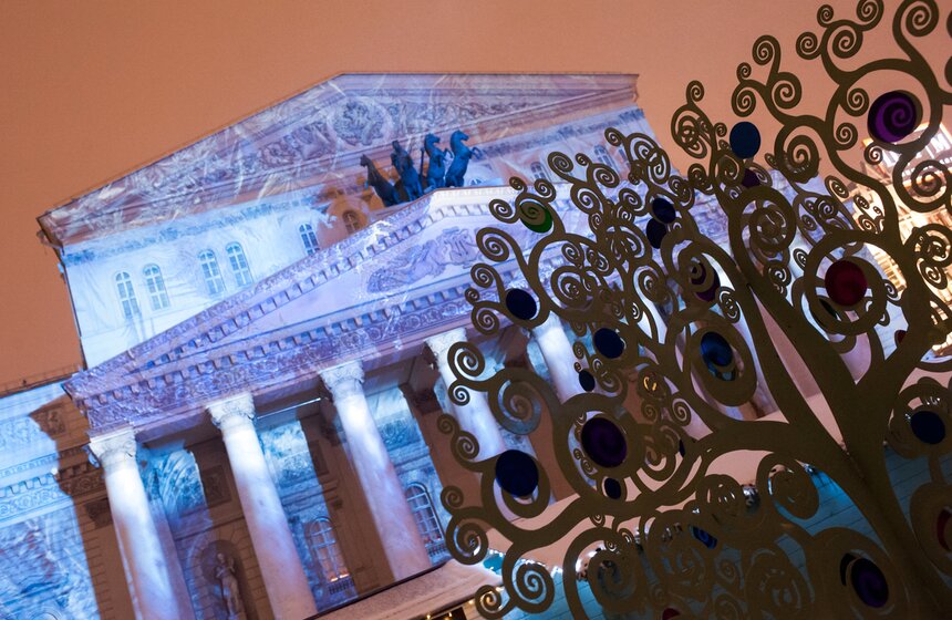 На фасаде Большого театра показали световой спектакль 10 фото
