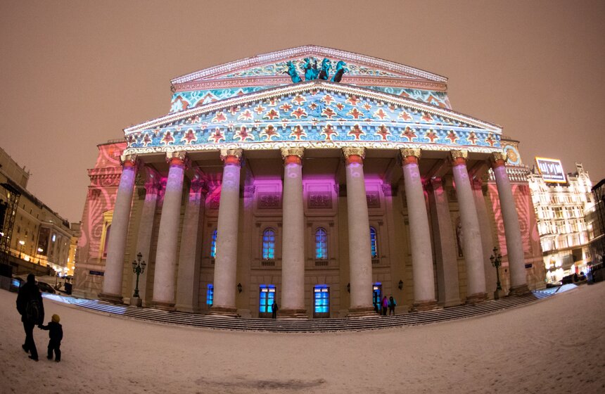 На фасаде Большого театра показали световой спектакль 2 фото