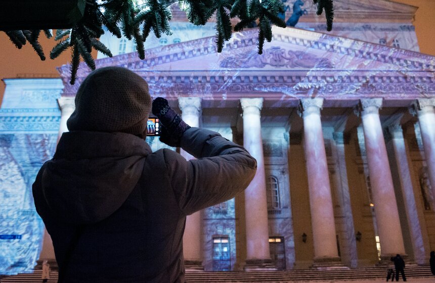 На фасаде Большого театра показали световой спектакль 6 фото