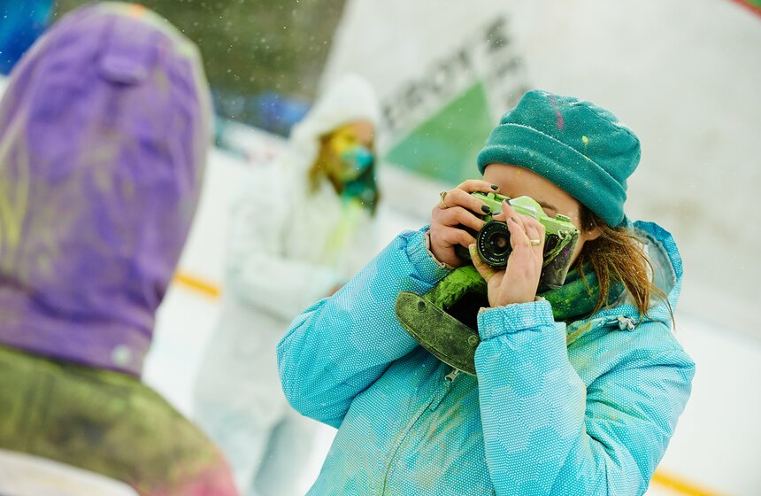На катке "Снежная королева" прошел фестиваль красок Холи 12 фото