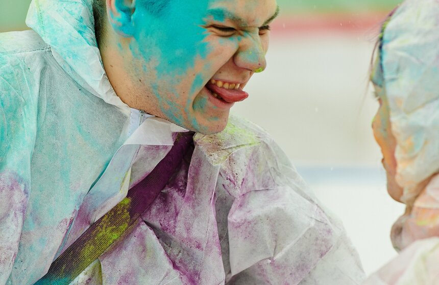 На катке "Снежная королева" прошел фестиваль красок Холи 11 фото