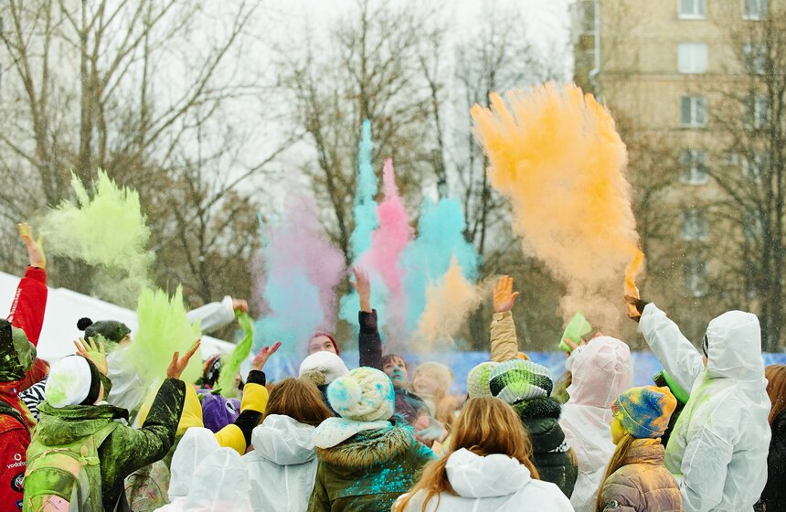 На катке "Снежная королева" прошел фестиваль красок Холи 5 фото