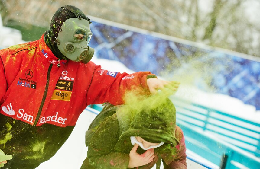 На катке "Снежная королева" прошел фестиваль красок Холи 4 фото