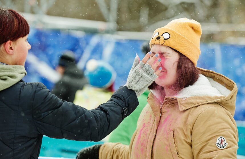 На катке "Снежная королева" прошел фестиваль красок Холи 3 фото