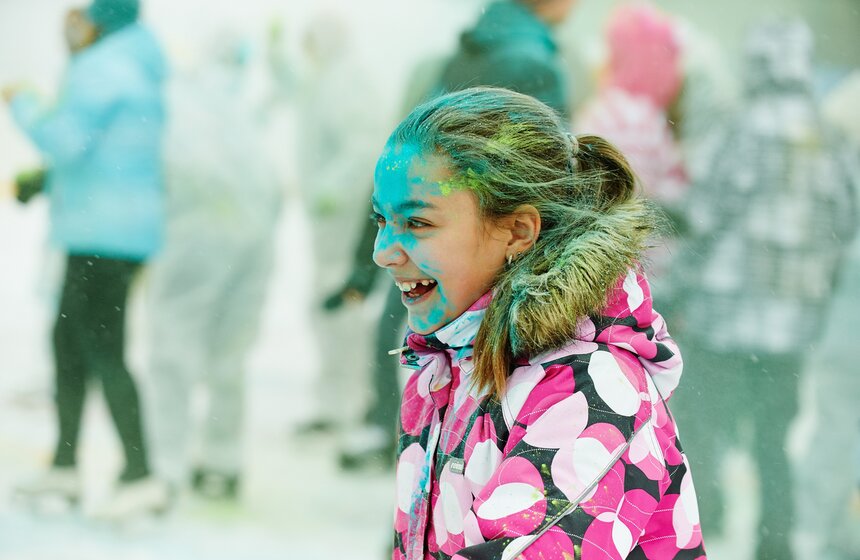 На катке "Снежная королева" прошел фестиваль красок Холи 6 фото