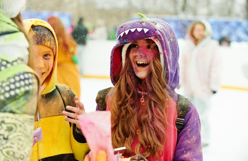 На катке "Снежная королева" прошел фестиваль красок Холи 9 фото