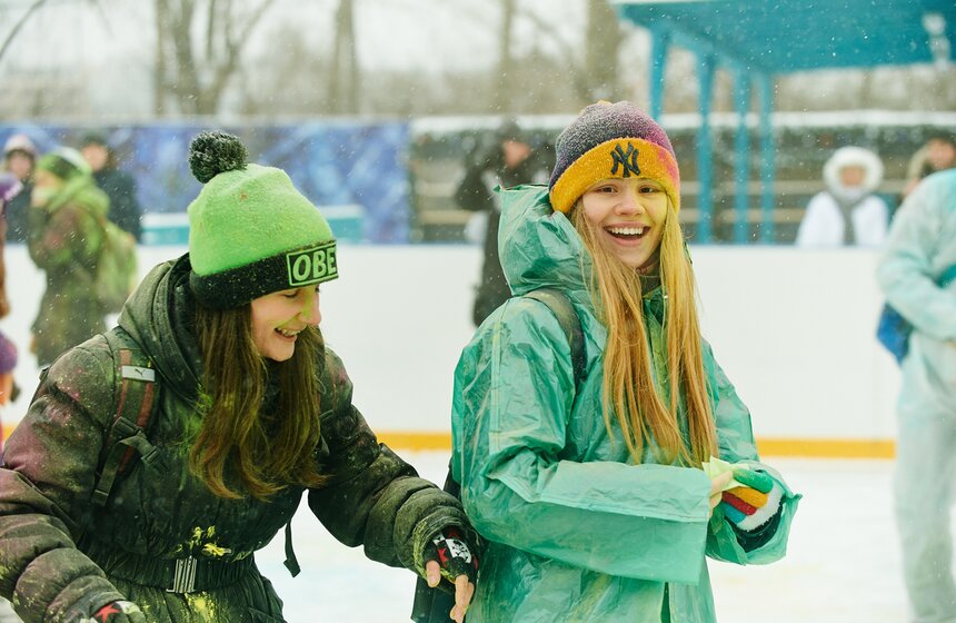 На катке "Снежная королева" прошел фестиваль красок Холи 7 фото