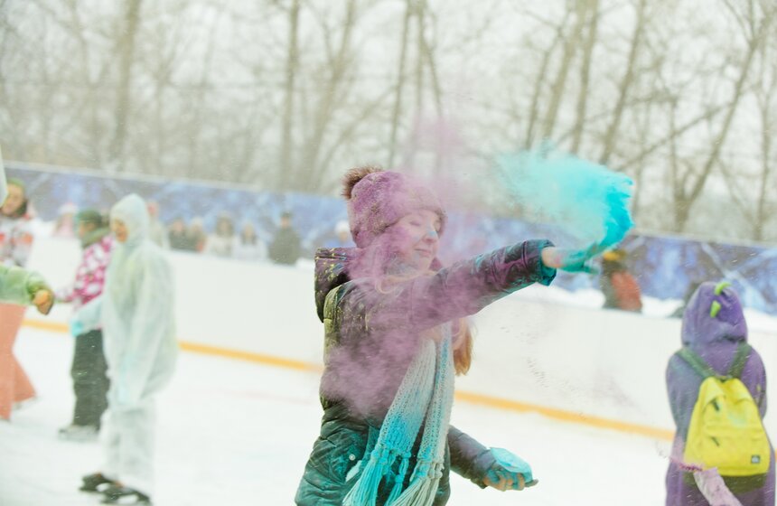 На катке "Снежная королева" прошел фестиваль красок Холи 8 фото