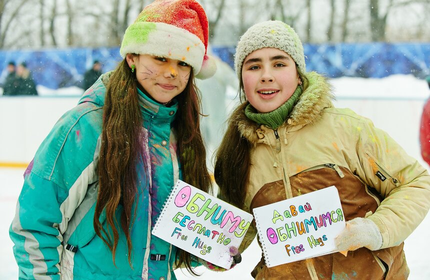 На катке "Снежная королева" прошел фестиваль красок Холи 10 фото