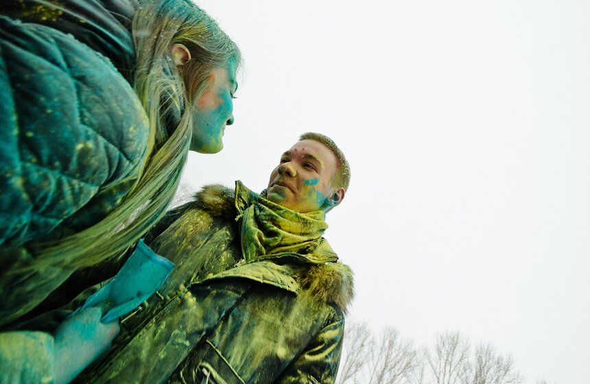 На катке "Снежная королева" прошел фестиваль красок Холи 21 фото