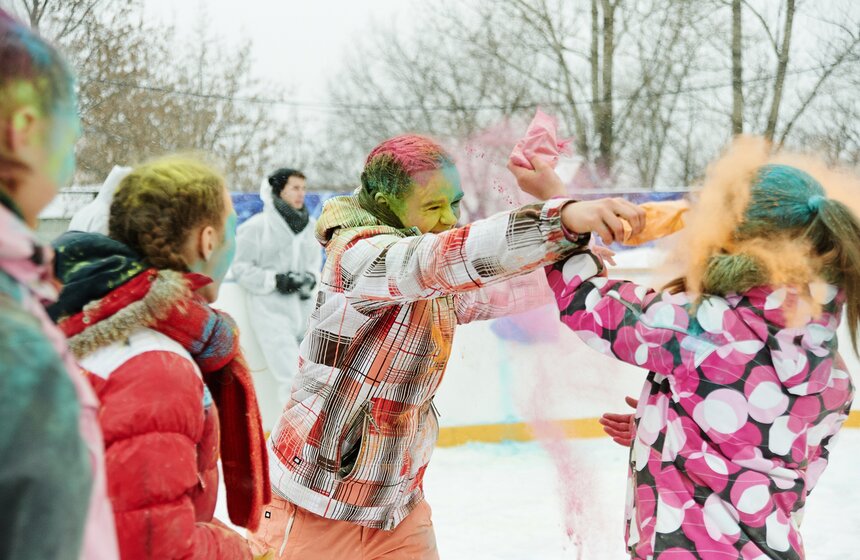 На катке "Снежная королева" прошел фестиваль красок Холи 15 фото