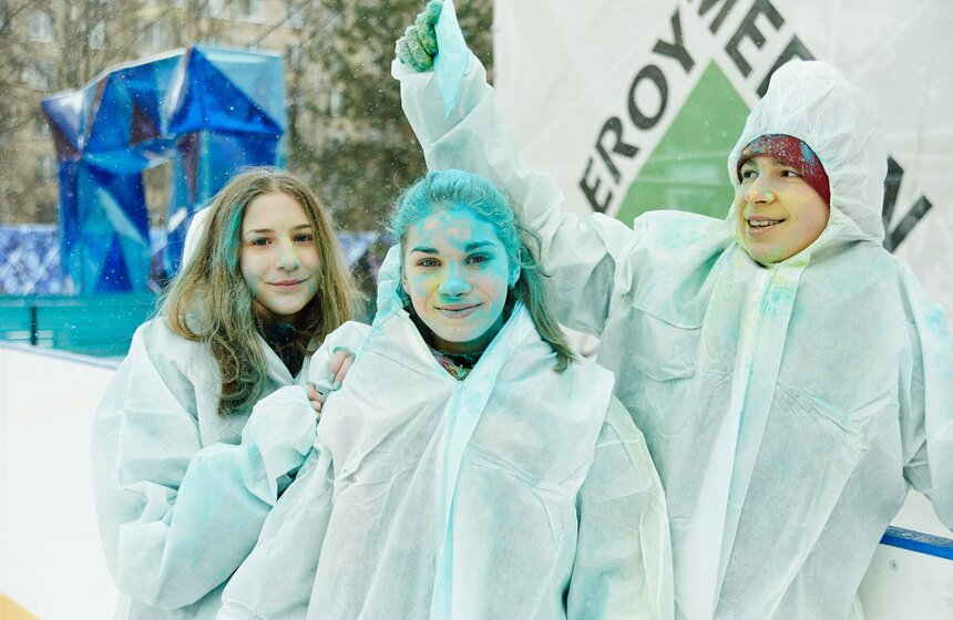 На катке "Снежная королева" прошел фестиваль красок Холи 14 фото