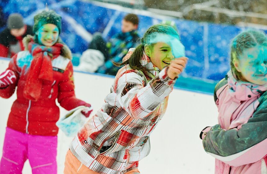 На катке "Снежная королева" прошел фестиваль красок Холи 13 фото