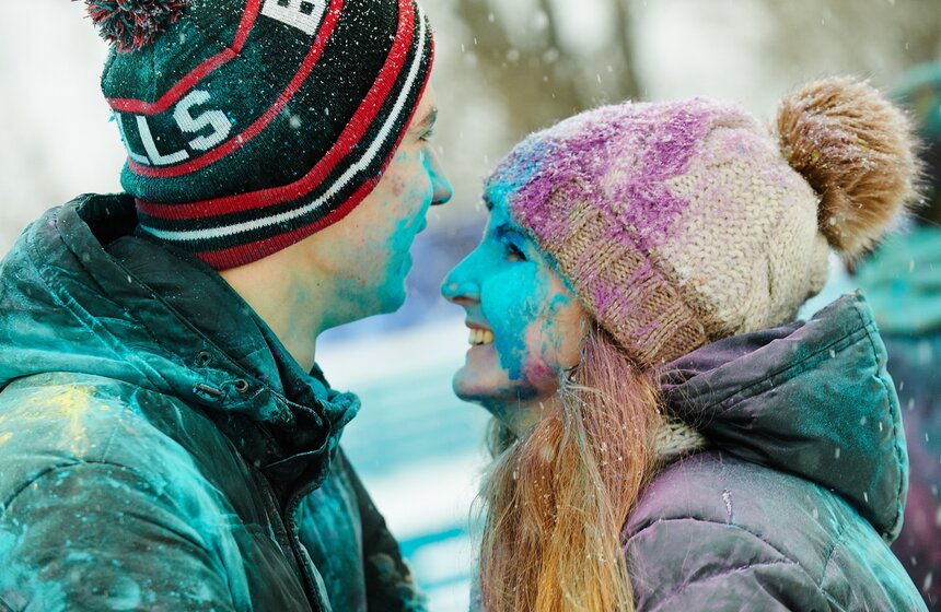 На катке "Снежная королева" прошел фестиваль красок Холи 16 фото