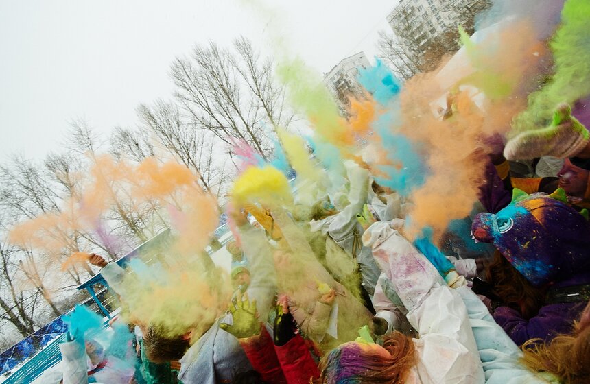 На катке "Снежная королева" прошел фестиваль красок Холи 19 фото