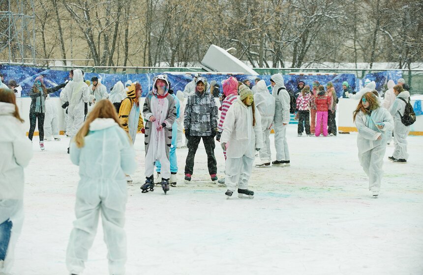 На катке "Снежная королева" прошел фестиваль красок Холи 18 фото