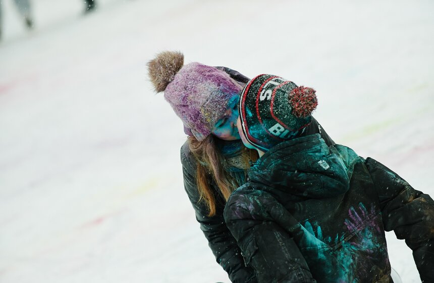 На катке "Снежная королева" прошел фестиваль красок Холи 17 фото