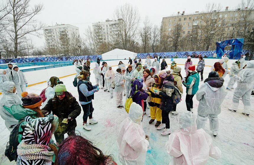 На катке "Снежная королева" прошел фестиваль красок Холи 20 фото