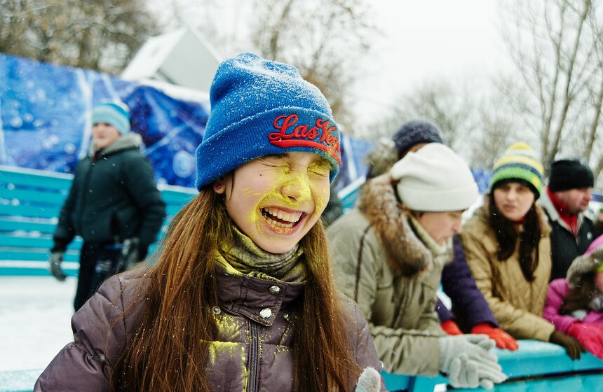На катке "Снежная королева" прошел фестиваль красок Холи 2 фото