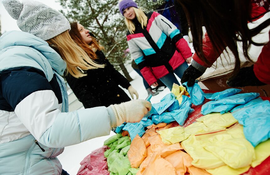 На катке "Снежная королева" прошел фестиваль красок Холи 1 фото