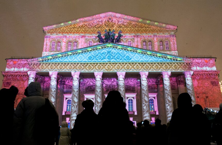 На фасаде Большого театра показали световой спектакль 12 фото