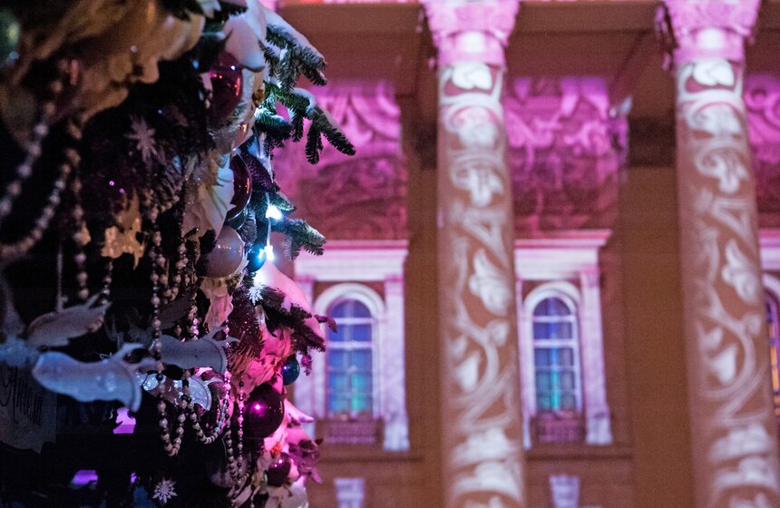 На фасаде Большого театра показали световой спектакль 15 фото