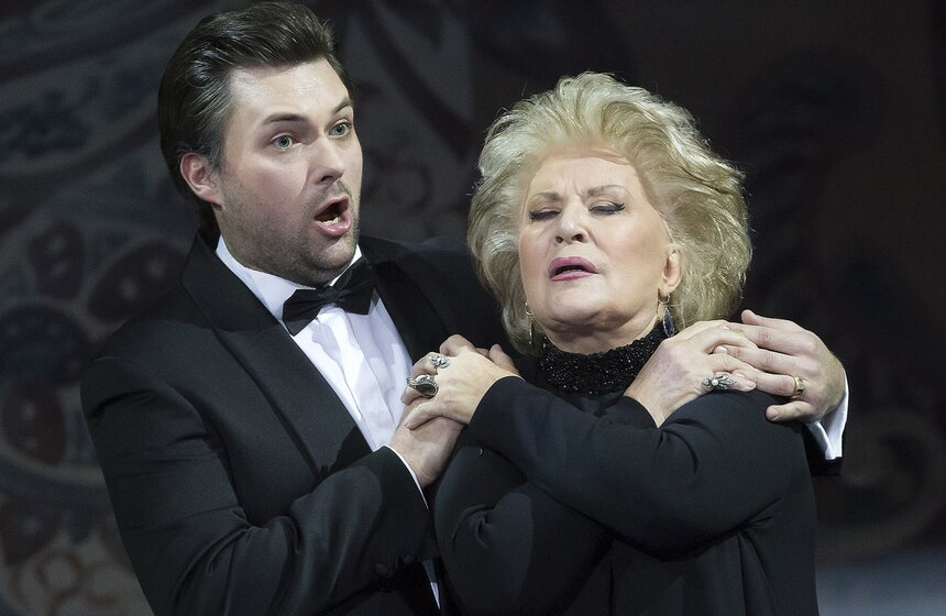 Оперный певец Илья Говзич и оперная певица Елена Образцова во время исполнения дуэта Манрико и Азучены из оперы "Трубадур" на концерте"Браво, Елена!", посвященном 50-летию творческой деятельности Елены Образцовой, на сцене ГАБТ. Фото: ТАСС/Геннадий Хамельянин