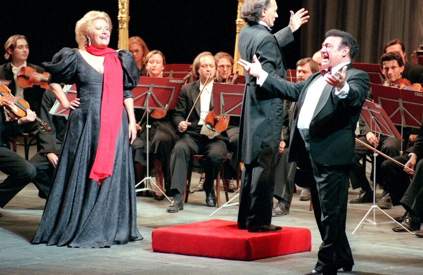 14 сентября 1997 года в Большом театре состоялся творческий вечер народной артистки России Елены Образцовой. На снимке: поют Елена Образцова и Зураб Соткилава. Дирижер - Альгис Жюрайтис. Фото: ТАСС/Александр Косинец