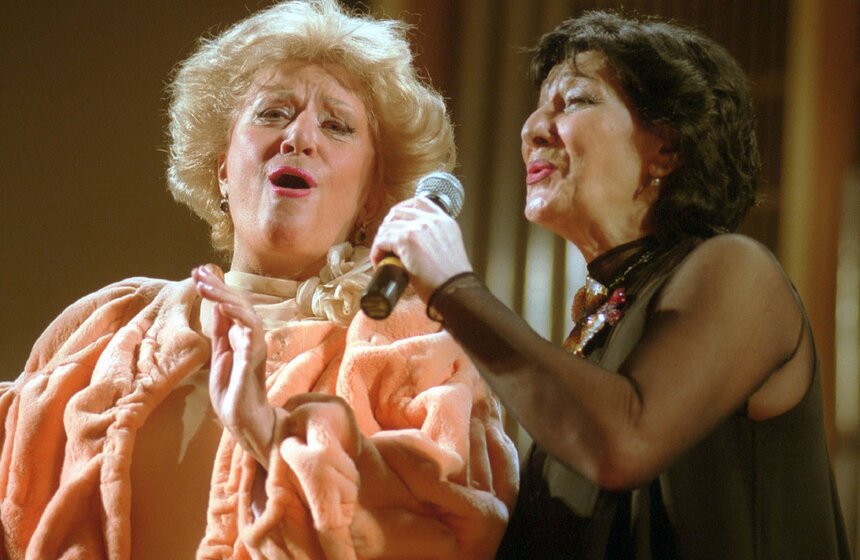 Российская оперная певица Елена Образцова (на снимке слева) и грузинская певица Нани Брегвадзе (справа) приняли участие в благотворительном концерте. Он состоялся в Большом зале Государственной консерватории Грузии в Тбилиси. Собранные средства пойдут в фонд помощи и развития грузинской консерватории. Фото: ТАСС/Давид Хизанишвили