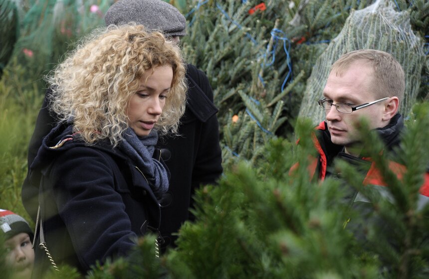 В Москве открылись елочные базары 7 фото