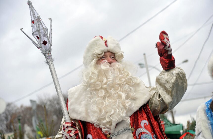 В Москве открылись елочные базары 14 фото