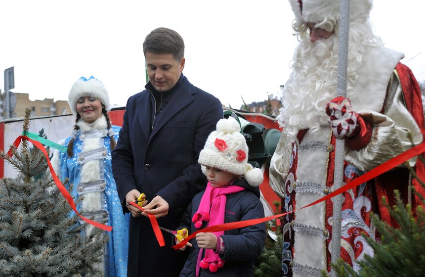 В Москве открылись елочные базары 15 фото