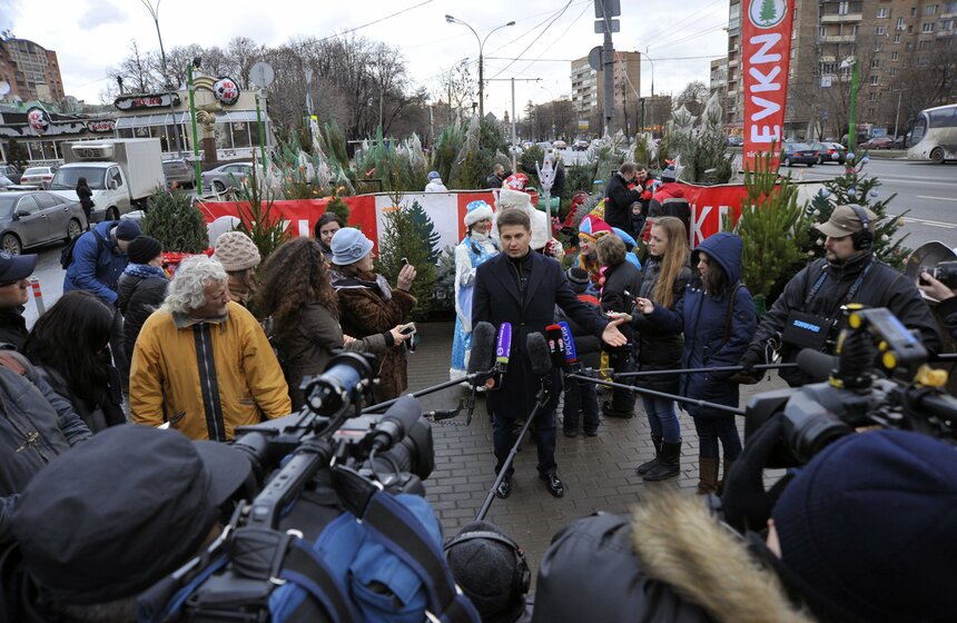 В Москве открылись елочные базары 17 фото