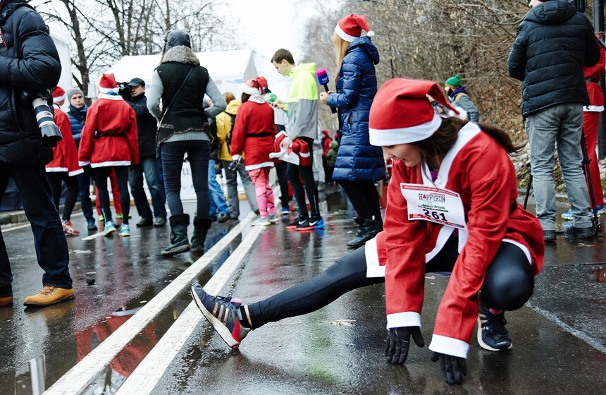В столице впервые прошел забег Дедов Морозов 4 фото