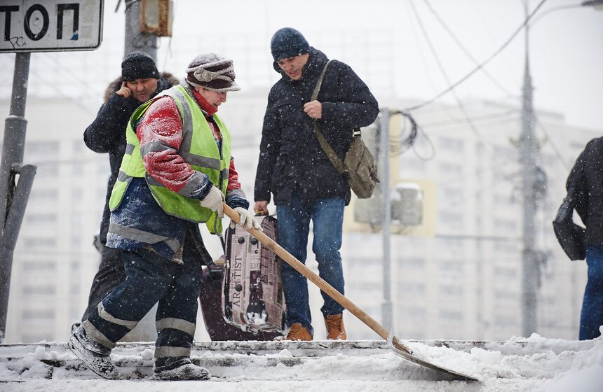 Москва под снегом: как город справляется с непогодой 25 фото