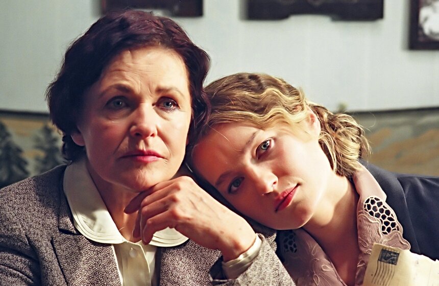 Москва. Актрисы Наталья Фатеева в роли Марии Николаевны, матери С.П. Королева и Виктория Толстоганова в роли Ксении Винцентини, жены С.П. Королева (слева направо). Кадр из фильма Юрия Кары «С.П. Королев. Главный конструктор». Фото: ТАСС