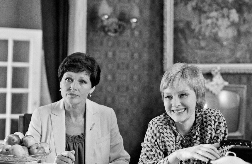 Москва. Актриса Наталья Фатеева в роли Аллы и актриса Людмила Савельева (справа) в роли Нины в художественном фильме режиссера-постановщика Константина Худякова "С вечера до полудня". Фото: ТАСС/Николай Малышев