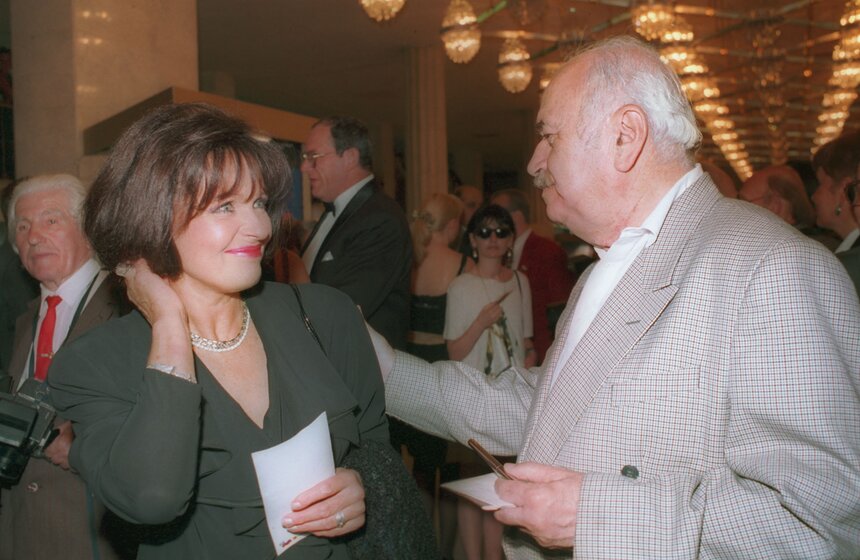 Москва. На Х1Х Московском международном кинофестивале. На снимке: актриса Наталья Фатеева и грузинский кинорежиссер Резо Чейдзе. Фото: ТАСС/Олег Булдаков