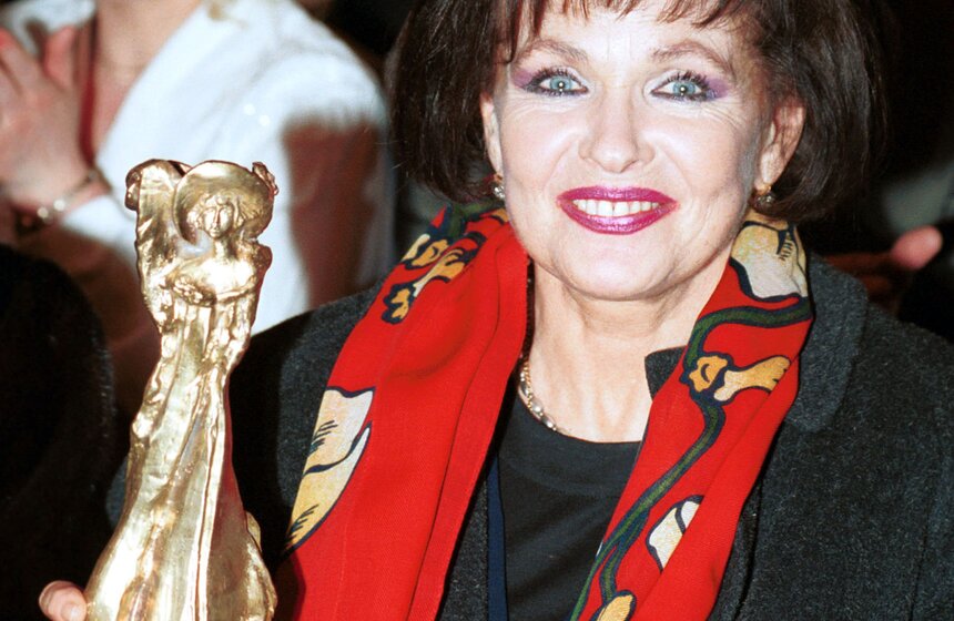 Москва, 9 марта 2000 года. "Самая грациозная" - в этой номинации лауреатом "Призов Веры Холодной" стала актриса Наталья Фатеева. Премии вручались в рамках фестиваля "Женщины кино". Фото: ТАСС/Александр Яковлев