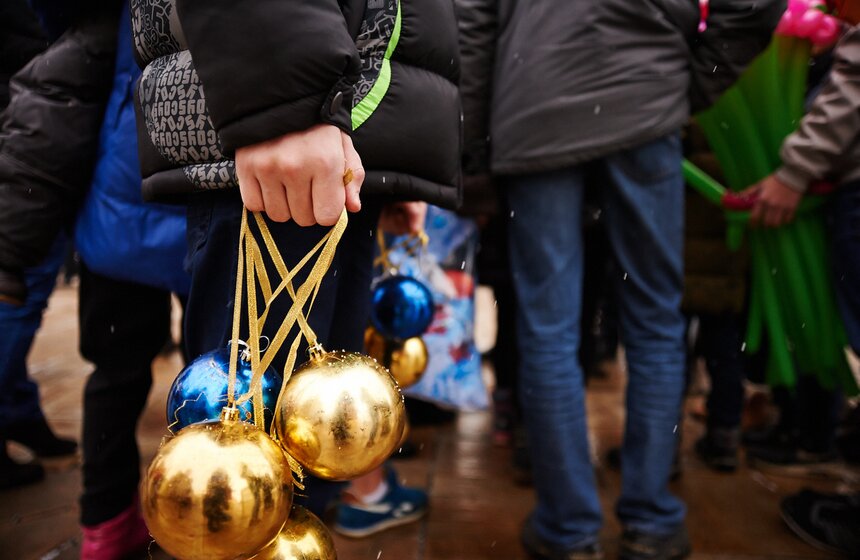 Главную новогоднюю елку страны украсили шарами и гирляндами 13 фото