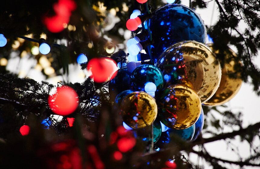 Главную новогоднюю елку страны украсили шарами и гирляндами 6 фото